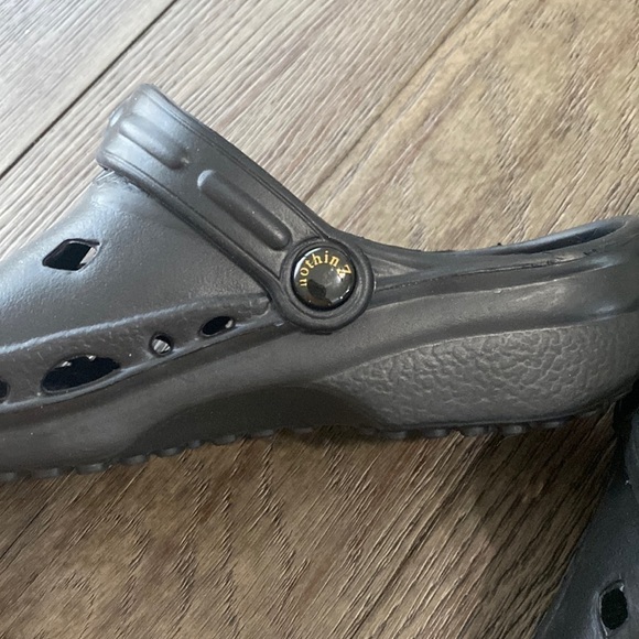 NEW! NOTHINZ SHOES JUNIORS/BIG KID CLOGS | black | Size J6 L8 unisex - Picture 3 of 12